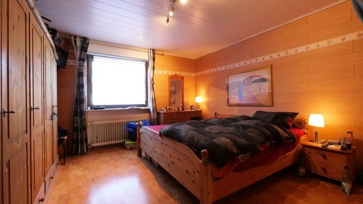 Schlafzimmer 1