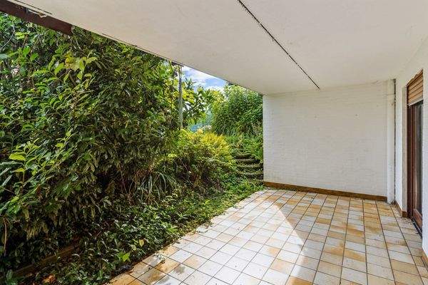 Sonnig und lauschig: Terrasse im Souterrain gelegen 