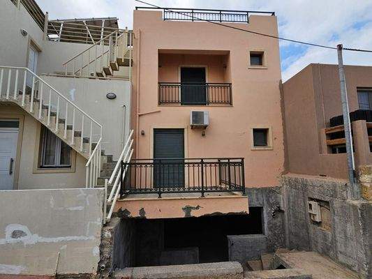 Kreta, Koutouloufari: Haus im Dorfzentrum mit großer Dachterrasse mit herrlichem Blick auf Hersonissos und das Meer zu verkaufen