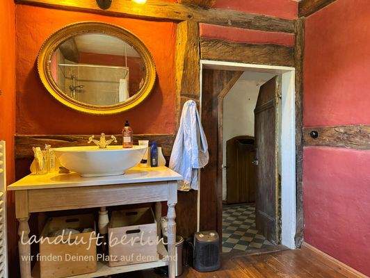 Badezimmer mit Tür Richtung Mittelflur.jpg