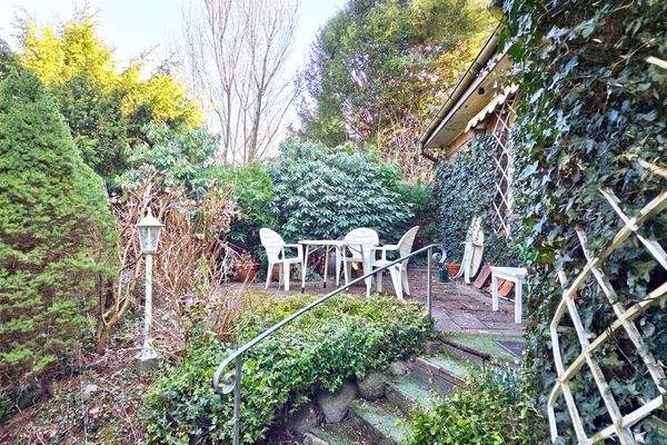 Die Terrasse an der Diele liegt erhaben über dem Garten