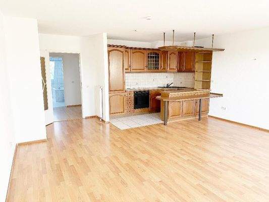 Wohnzimmer mit Blick Richtung Küche und Flurbereich