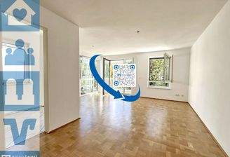 Großzügiger Wohn-Essbereich mit Zugang zum Balkon