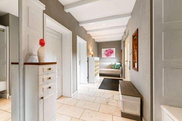 Eingangsbereich mit Garderobe und Ankleideraum 