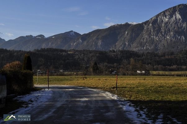 KIRCHBICHL - 726 m² Baugrund - ein Stück Natur - Richtung Nordwesten - Zufahrt