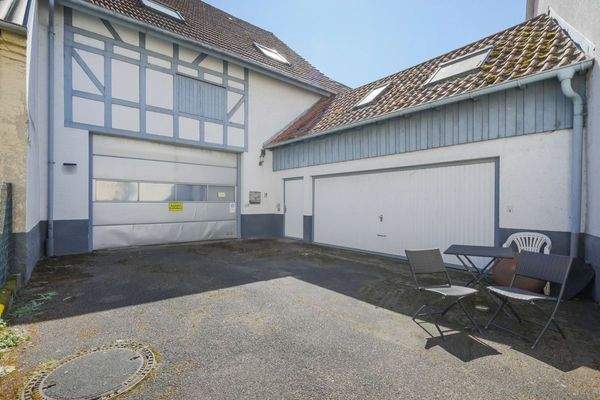 Innenhof und Garagen