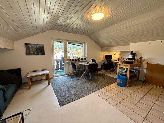 DG: Wohnzimmer mit Balkonzugang