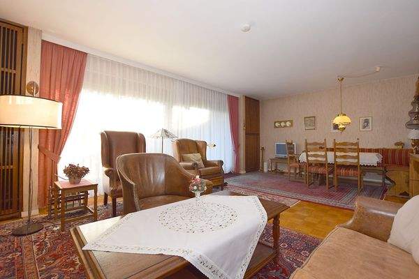 Sitzlandschaft und ein Esstisch finden gut Platz.