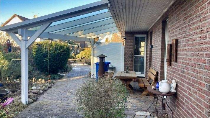 Überdachte West-Terrasse