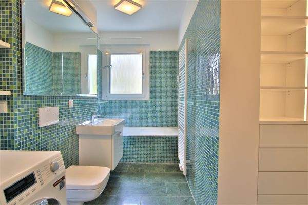 Wannenbad mit Einbauschränke