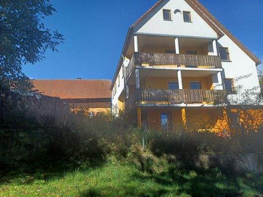 Wohnhaus mit Balkonen