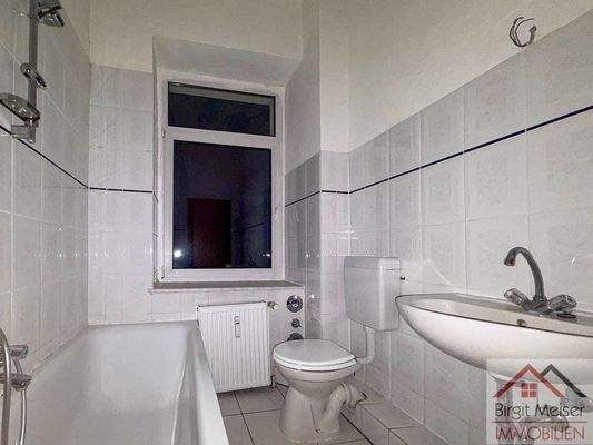 Tageslichtbad mit Wanne