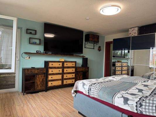 oder ein sehr geräumiges Schalfzimmer, das jederzeit Platz für eine Büroecke 