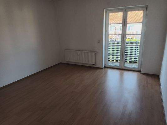 Leeres Zimmer mit Balkon