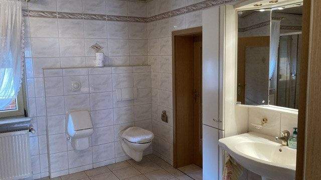 Bad mit Dusche und Wanne