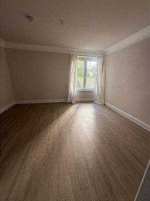 gut geschnittenes Zimmer zur Gartenseite 