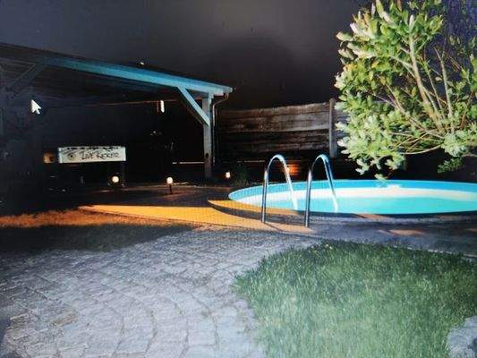 Pool bei Nacht