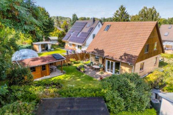 südlicher Garten mit Blick auf beide Terrassen