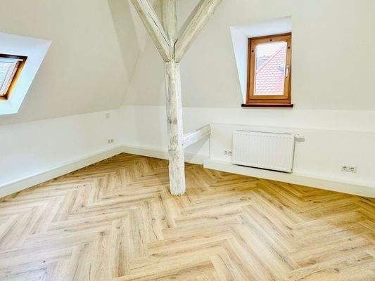Dachzimmer mit Holzfußboden