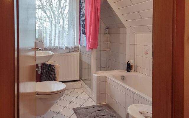 Bad mit Wanne und Dusche