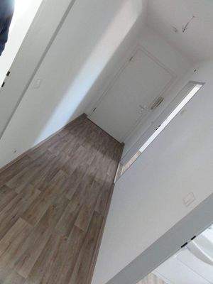 Blick Schlafen in Flur, links zu weiteren Zimmern