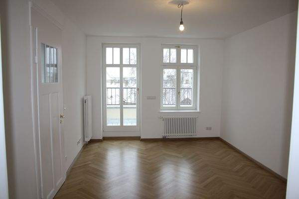 Wohnzimmer m. Austritt