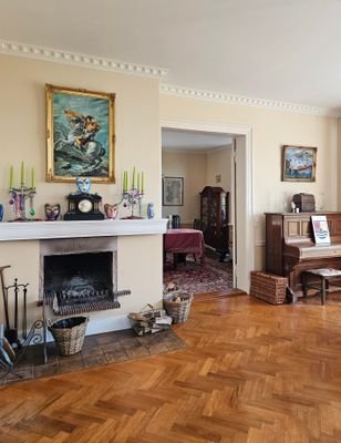 Ein offener Kamin sorgt für Wärme + Atmosphäre 