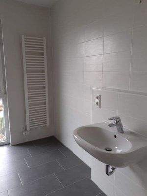 Badezimmer mit Badewanne und bodengleicher Dusche