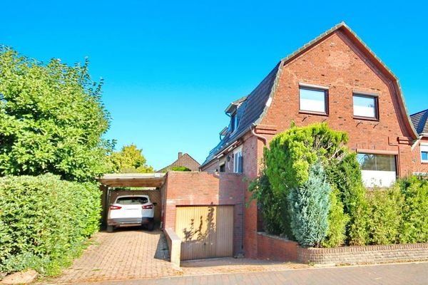 Frontansicht mit Carport und Garage