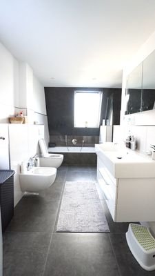 Badezimmer mit Badewanne und Dusche 