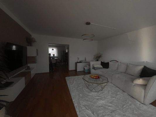 Offenes Wohnkonzept mit fließenden Raumübergängen und modernem Deckendesign