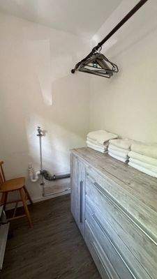 Abstellraum mit Waschmaschinen- und Trockneranschl