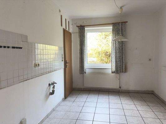 Küche mit angrenzendem Wohnbereich und HWR