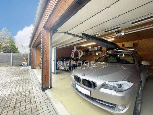 Durch die 3fach-Garage gelangen Sie trockenen Fußes ins Gebäude