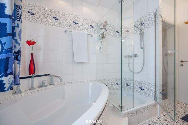 Wannenbad und Dusche