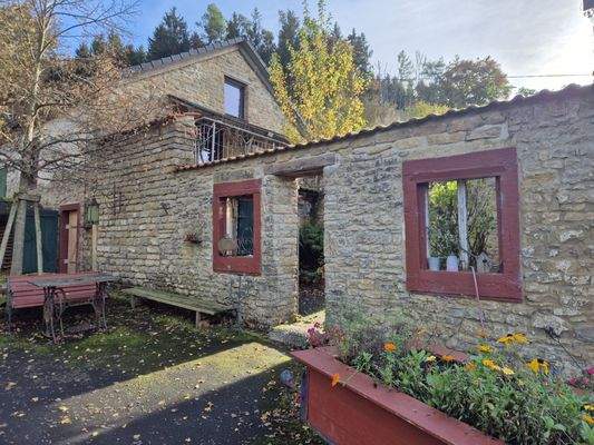 Ruine zwischen den Gebäudeteilen