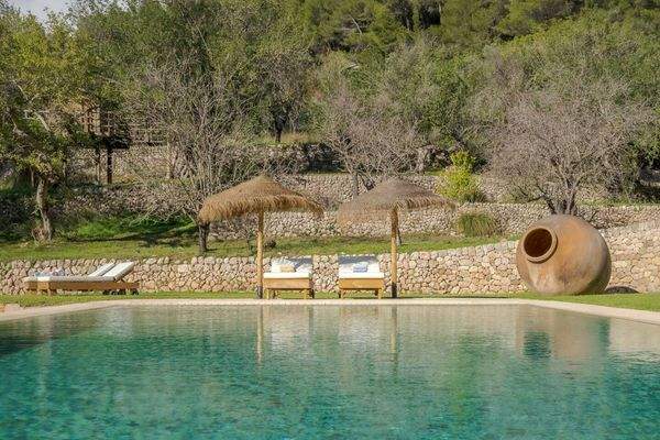 Sonnenterrasse mit Pool und gemütlichen Liegen in mediterraner Umgebung
