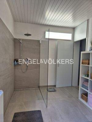 Badezimmer mit bodentiefer Dusche