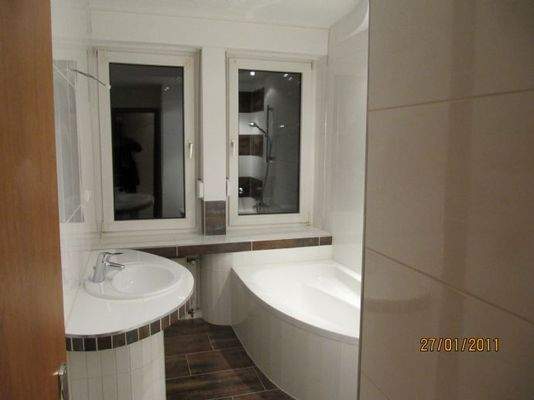 Bad mit Wanne und Duschabtrennung-Archivbild