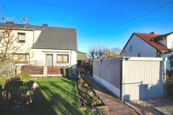 Hausansicht mit Garten