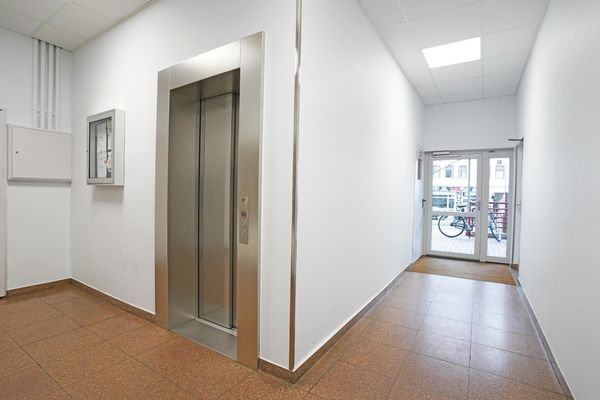 Hauseingang u. Personenaufzug