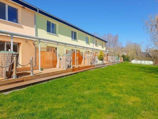 Rückansicht der Häuser mit Holzterrassen