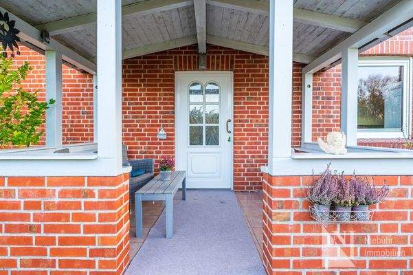 Gemütlicher Freisitz mit Hauseingang