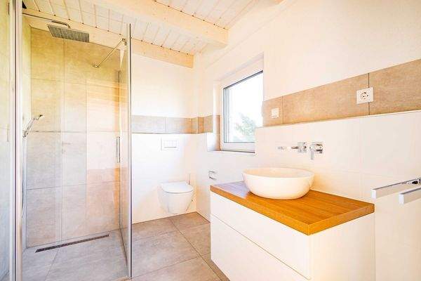 Modernes Bad mit Regendusche.