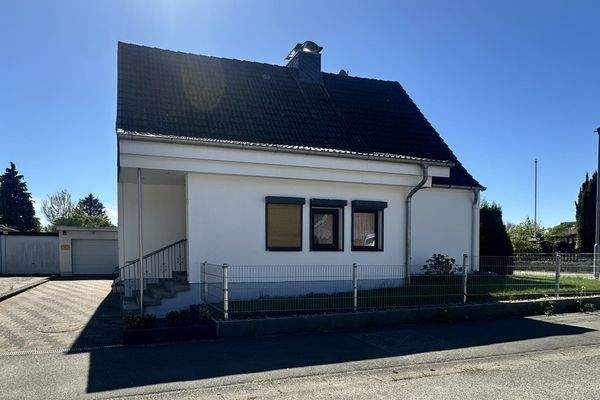 Außenansicht mit Garage