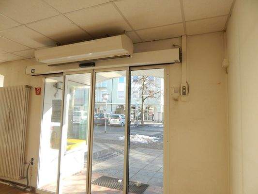 Eingangsbereich mit Luftschleier