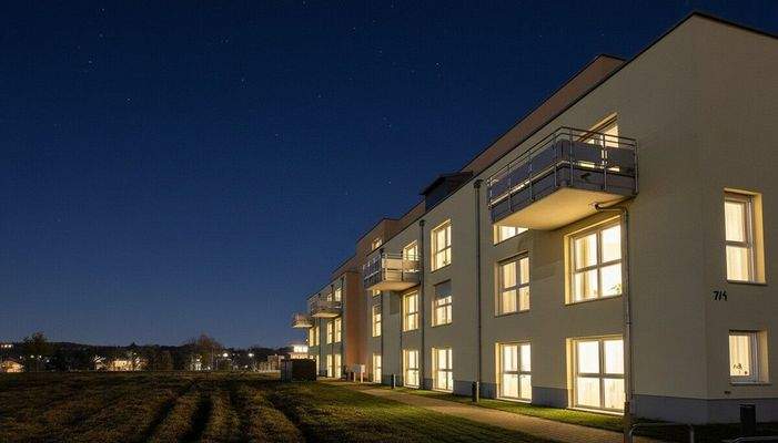 Wohnanlage bei Nacht