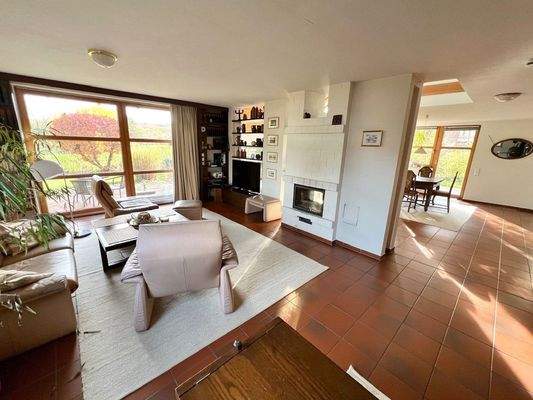 Helles Wohnzimmer mit Zutritt zur ...