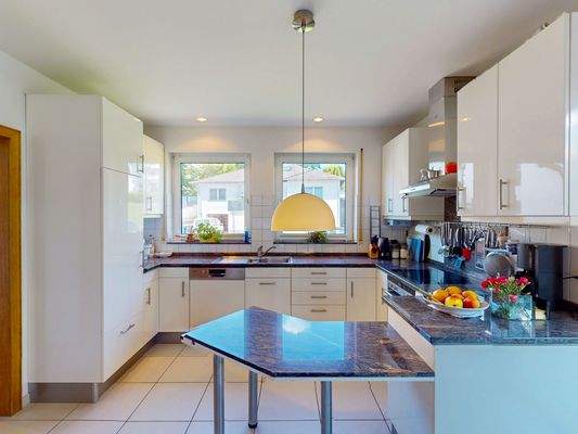 Wohnküche mit viel Platz und Sicht zur Straße.