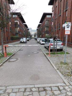 Zufahrt mit Schranke von Drossener Straße